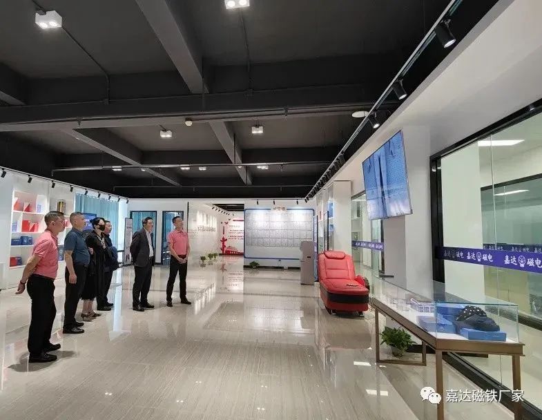 江西省贛縣區(qū)廖書記等領(lǐng)導(dǎo)一行蒞臨嘉達(dá)參觀指導(dǎo)(圖2)