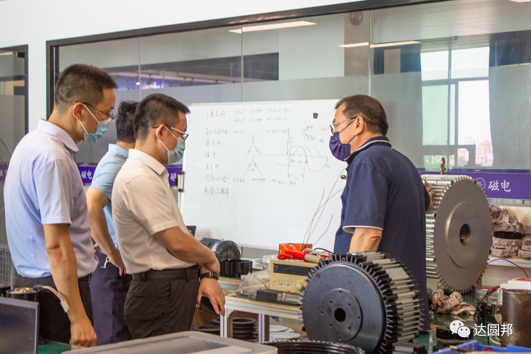 東莞市政協(xié)萬(wàn)卓培等領(lǐng)導(dǎo)蒞臨嘉達(dá)參觀指導(dǎo)(圖6)